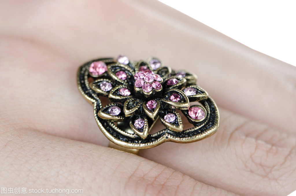 珠宝首饰戒指 手指上的优雅与象征